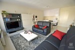 Vernieuwd en buitengewoon goed onderhouden appartement op de 5de verd. van een moderne residentie aan de achterzijde zeedijk, op enkele passen van het strand. Indeling: mooie woonkamer met panoramisch uitzicht, volledig ingerichte, open keuken, inkomhall met afzonderlijk toilet, bergplaats met aansluiting wasmachine, badkamer met ligbad, 1 ruime slaapkamer en aangenaam terras. Op het glv. bevindt zich een gemeenschappelijke fietsenberging. Dit fris gemeubeld appartement beschikt over een blanco keuring elektriciteit, is in absolute nieuwstaat en biedt u goede verhuurmogelijkheden. Onder deze tekst bij "documenten" vindt u een grondplan (17/065)